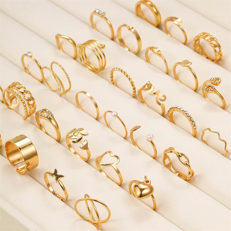 Set de Anillos con forma de corazón y diseño geométrico.
