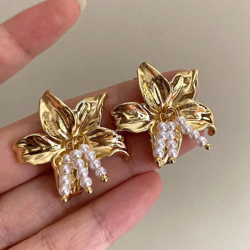 Aretes Tipo Statement de Flor Dorada