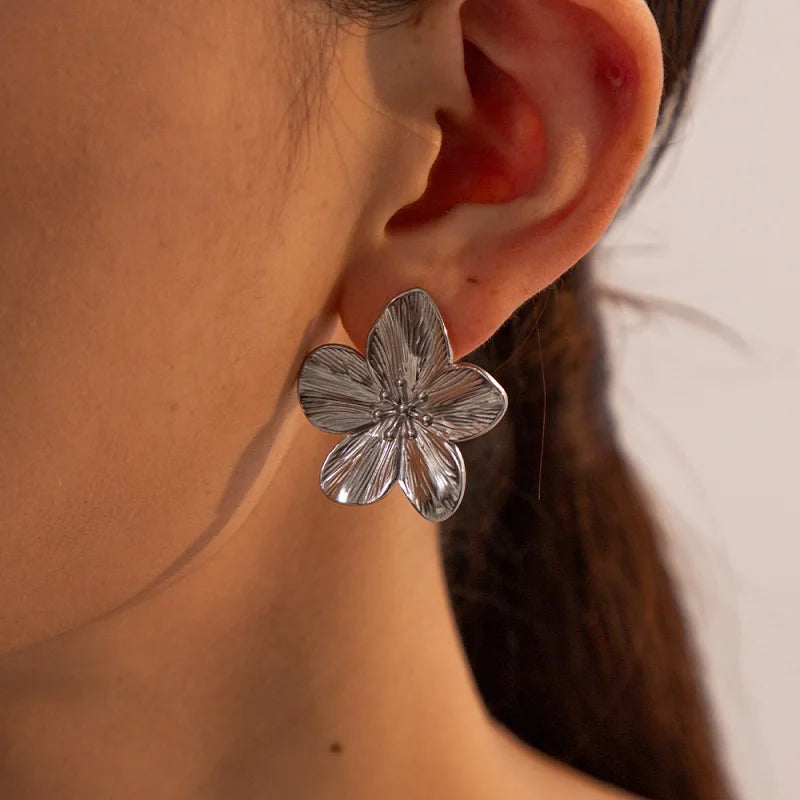 Aretes Tipo Statement de Flor Dorada