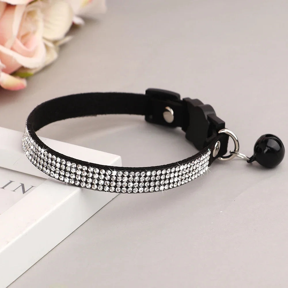 Collar de Ante con Pedrería y Cascabel: Elegancia y seguridad para tu gatito 🎀✨