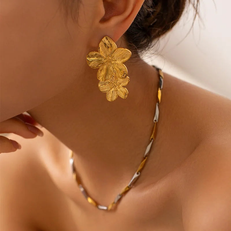Aretes Tipo Statement de Flor Dorada