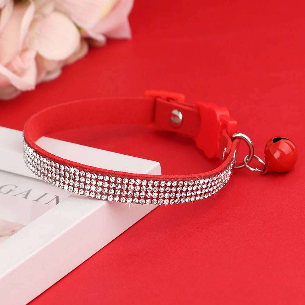 Collar de Ante con Pedrería y Cascabel: Elegancia y seguridad para tu gatito 🎀✨