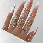 Set de Anillos con forma de corazón y diseño geométrico.