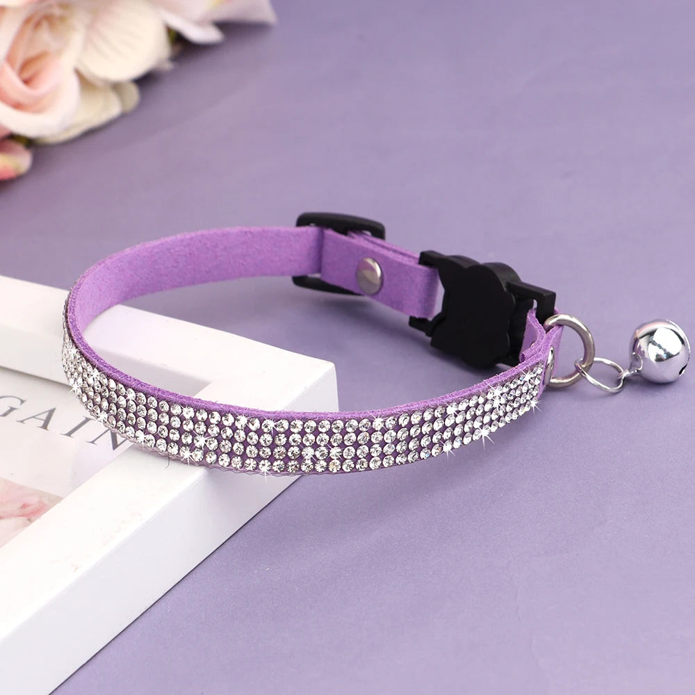 Collar de Ante con Pedrería y Cascabel: Elegancia y seguridad para tu gatito 🎀✨