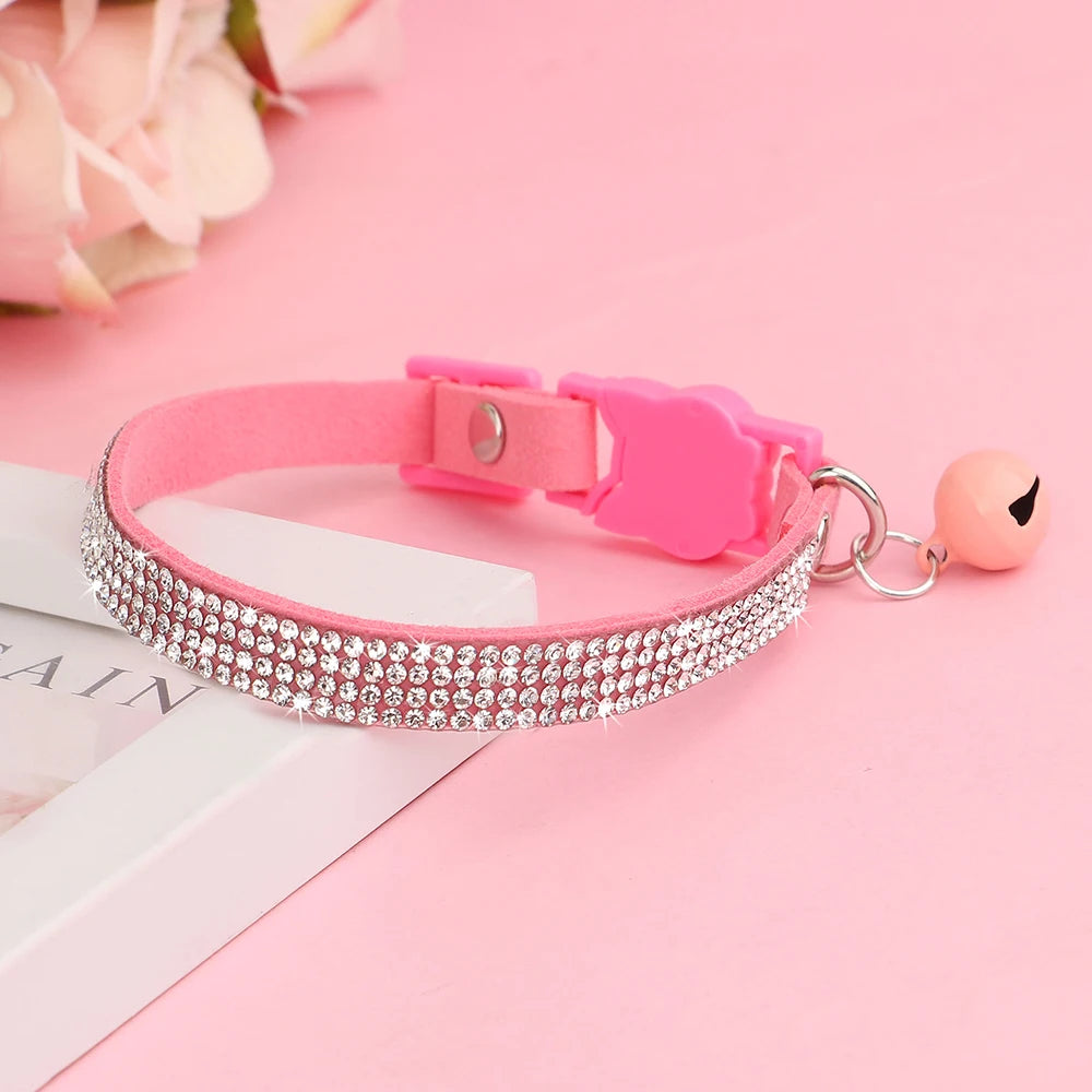 Collar de Ante con Pedrería y Cascabel: Elegancia y seguridad para tu gatito 🎀✨