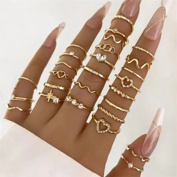 Set de Anillos con forma de corazón y diseño geométrico.